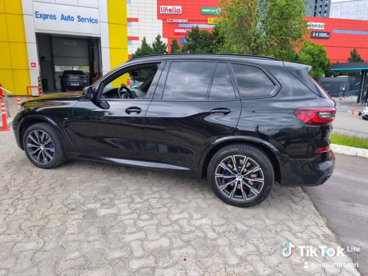 BMW X5 - side