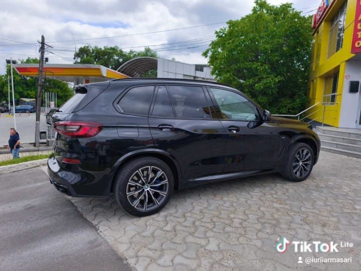 BMW X5 - side-2