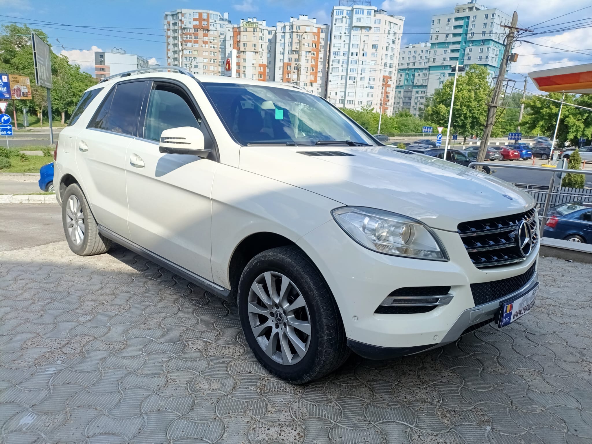 Mercedes-Benz ML 250 - front-three-quarter-2