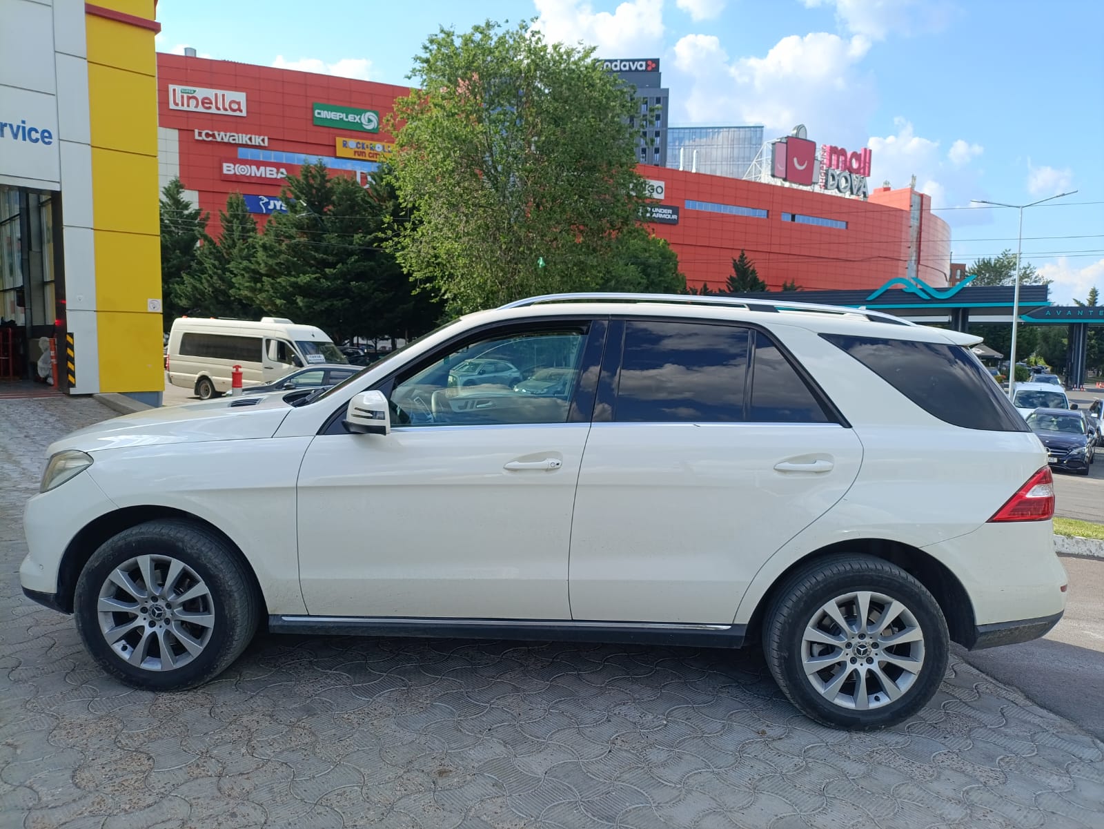 Mercedes-Benz ML 250 - side-2