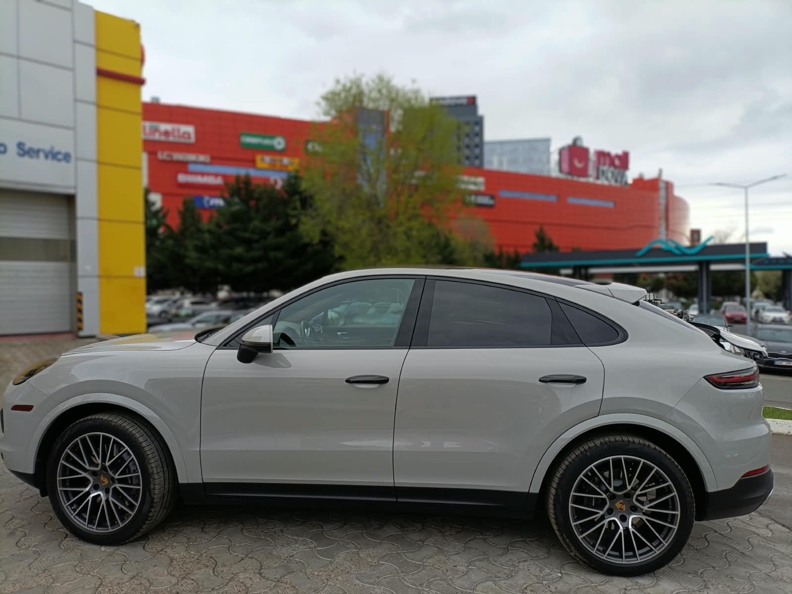 Porsche Cayenne Coupé - side